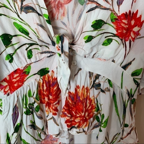 [The Room] White & Colored Floral Print Flutter Sleeve Tie Detail Cropped Top - Picture 3 of 10